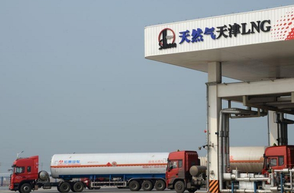 중국 톈진 LNG 수입기지에서 LNG를 싣고 있는 트럭들. 사진=로이터