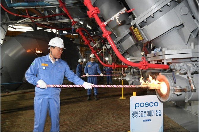 최정우 포스코 회장이 2020년 7월 10일 광양제철소 3고로에 작업을 하고 있다.  사진=포스코
