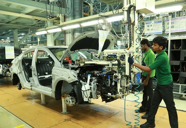 인도 타밀나두주 첸나이에 위치한 현대자동차 공장에서 인도 근로자들이 자동차를 조립하고 있다. (사진=현대자동차)