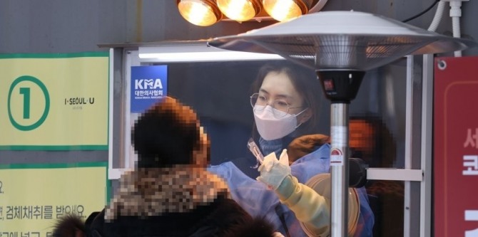 2021년 새해 첫 날인 1일 오후 서울광장에 마련된 신종 코로나바이러스 감염증(코로나19) 임시 선별 검사소에서 의료진이 검체를 채취하고 있다.  사진=연합