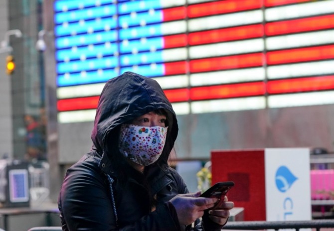 지난달 31일 미국 뉴욕주 맨해튼의 타임스퀘어를 신종코로나바이러스감염증 예방 마스크를 쓴 한 시민이 걸어가고 있다. 사진=VOA