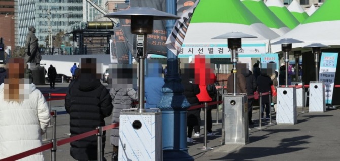 2일 오후 서울역 광장에 마련된 신종 코로나바이러스 감염증(코로나19) 중구 임시 선별검사소에서 시민들이 코로나19 검사를 받기 위해 차례를 기다리고 있다. 사진=연합뉴스