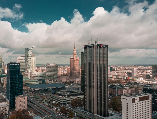 LG가 폴란드 바르샤바 옥스퍼드 타워에 옥외 광고를 설치하고 브랜드 알리기에 나섰다. 사진=LG 