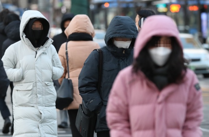 전국 기온이 전날보다 10도 이상 큰 폭으로 떨어지는 등 세밑한파가 시작된 지난달 30일 서울 광화문 사거리에서 옷을 두텁게 입은 시민들이 출근하고 있다. 사진=뉴시스