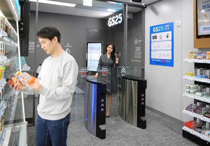 GS25는 지난해 1월 BC카드·스마트로와 협업해 서울 중구에 을지스마트점을 열었다. 이 곳은 스마트 카메라, 무게 감지 센서, AI 기술이 자동으로 상품 결제를 돕는 무인점포다. 사진=GS25
