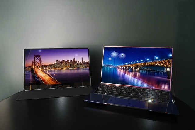 삼성디스플레이가 생산 중인 13.3형 노트북용 OLED 제품.사진=삼성디스플레이 