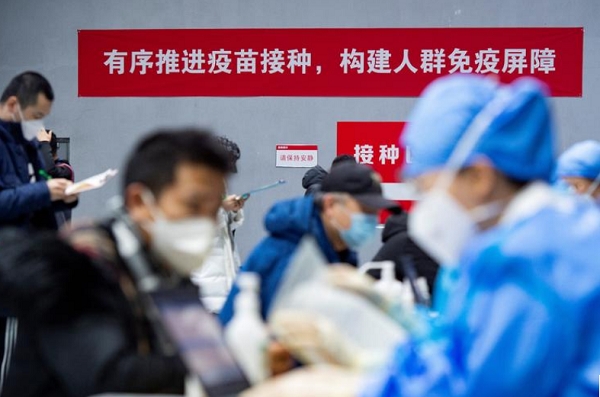 중국 베이징에서 코로나19 백신접종을 하고 있는 모습. 사진=로이터