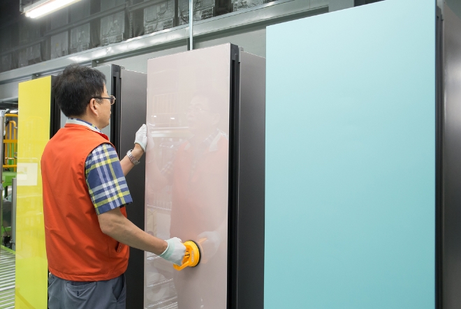 삼성전자 광주사업장 직원이 개인 라이프스타일에 따라 자유로운 조합이 가능한 모듈러 타입의 ‘비스포크 냉장고’를 생산하고 있다.사진=삼성전자