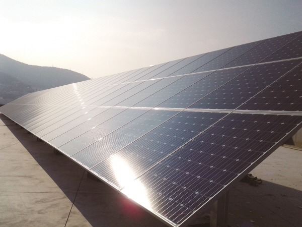 부산항 국제선용품유통센터에 설치된 태양광 발전시설 모습. 사진=한국에너지공단 신재생에너지센터 