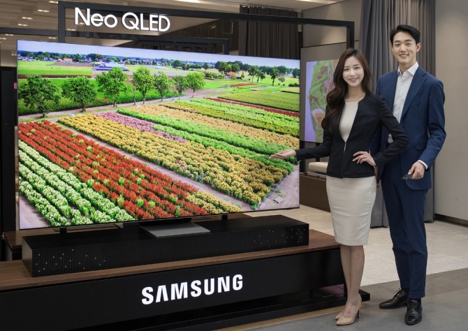 삼성전자 모델이 수원 삼성 디지털시티에서 2021년 신제품 Neo QLED TV를 소개하고 있다. 사진=삼성전자