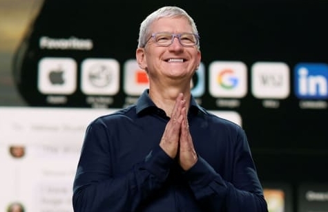 애플의 팀 쿡 CEO는 대규모 성과급으로 대박을 터뜨렸다.