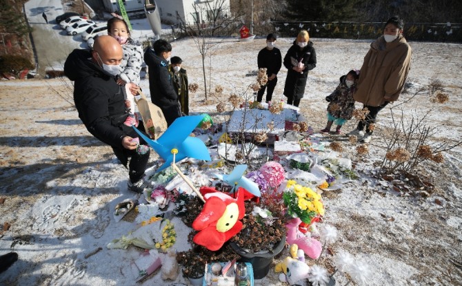 경기도 양평군 서종면 하이패밀리 안데르센 공원묘원에 안치된 정인 양의 묘지에서 추모객들이 추모하고 있다. 사진=뉴시스