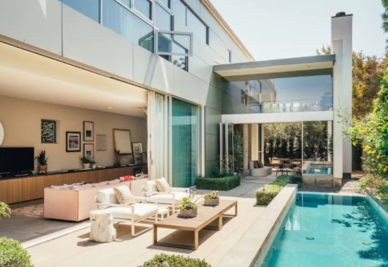 '왕좌의 게임' 스타 에밀리아 클라크가 지난해 연말 LA 해변의 현대적인 집을 440만 달러(약 48억 원)에 매각한 것으로 알려졌다.