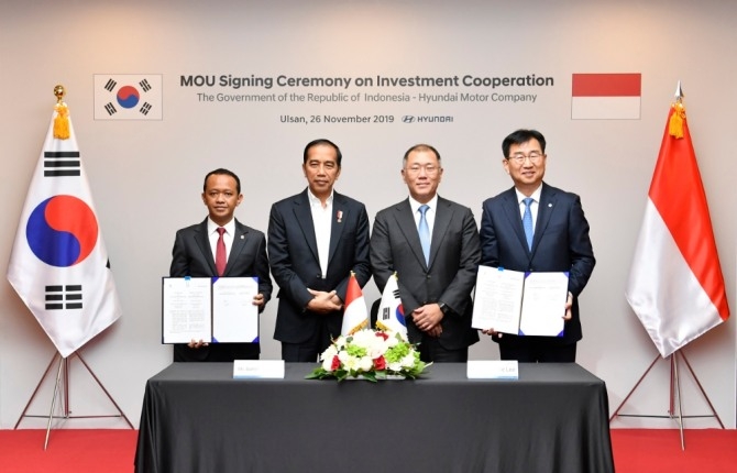 조코 위도도 인도네시아 대통령(왼쪽 두 번째)과 정의선 현대자동차그룹 회장(왼쪽 세 번째)이 지난 2019년 11월 현지 공장 건설에 대한 업무협약(MOU)을 체결한 후 기념촬영을 하고 있다. 사진=현대차