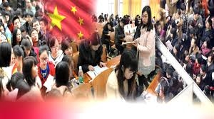 중국의 젊은이들이 취업난에 봉착해 공무원 공시 열풍이 불고 있다.