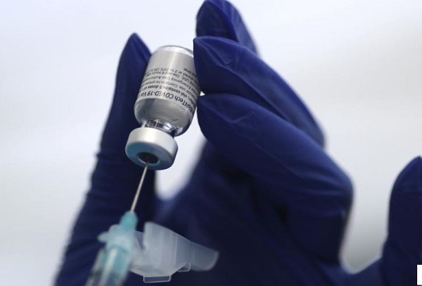 미국 로스앤젤레스에서 화이자 백신을 접종하는 모습. 사진=로이터