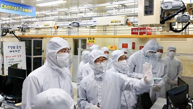 이재용(왼쪽) 삼성전자 부회장이 지난해 7월 30일 충남 아산시 삼성전자 온양사업장을 찾아 반도체 패키징 라인을 살펴보고 있다. (사진=뉴시스)
