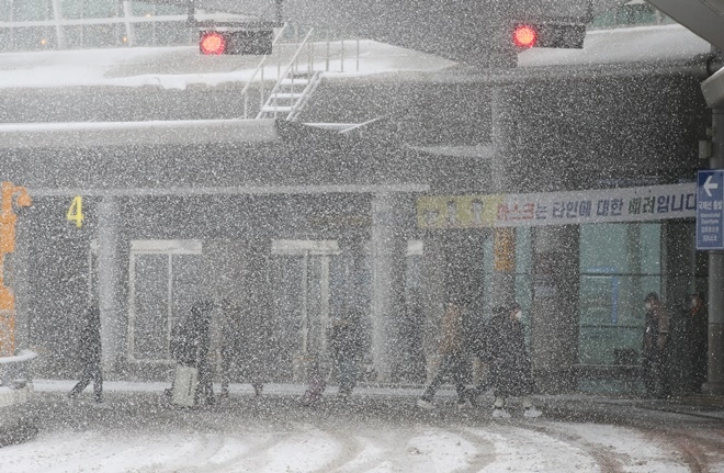 북극발 한파가 기승을 부리고 있는 가운데 8일 제주국제공항에 강한 눈발이 날리고 있다. 사진=뉴시스