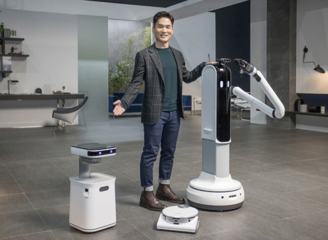 승현준 삼성전자 사장이 CES 2021 삼성 프레스컨퍼런스에서 '삼성봇™ 케어', '제트봇 AI', '삼성봇™ 핸디'를 소개하고 있다. 사진=삼성전자