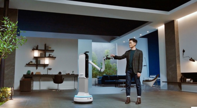 승현준 삼성전자 사장이 CES 2021 삼성 프레스컨퍼런스에서 '삼성봇™ 핸디'와 물컵을 주고 받는 시연을 하고 있다. 사진=삼성전자