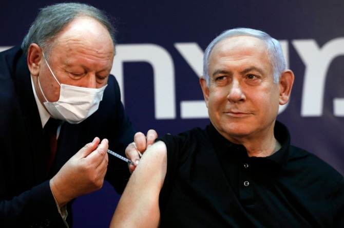 베냐민 네타냐후 이스라엘 총리가 지난달 19일(현지시간) 라마트간의 쉬바 병원에서 신종 코로나바이러스 감염증(코로나19) 백신을 접종하고 있다. 사진=뉴시스