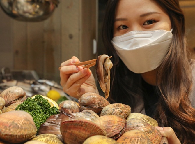 현대백화점이 오는 3월까지 전남 여수에서 잡은 새조개 살을 판매한다. 사진=현대백화점