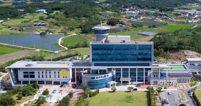 전남 신안군(군수 박우량)은 귀농인의 안정적인 농업창업 및 주거공간 마련을 위한 「귀농 농업창업 및 주택구입 융자 지원사업」 대상자를 이달 6일부터 29일까지 모집한다고 밝혔다. / 전남 신안군=제공