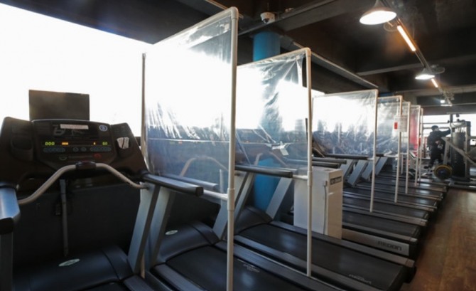 정부가 모든 실내체육시설에서 아동과 학생 대상으로 9인 이하 운영 방침을 내린 가운데 8일 서울 마포구 한 피트니스센터의 텅 빈 실내 모습. 사진=뉴시스