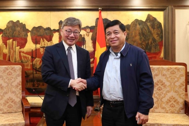 한국가스공사 채희봉 사장(왼쪽)이 2020년 2월 11일 베트남 하노이에서 응우옌찌중 베트남 기획투자부 장관과 악수하고 있다. 사진=한국가스공사
