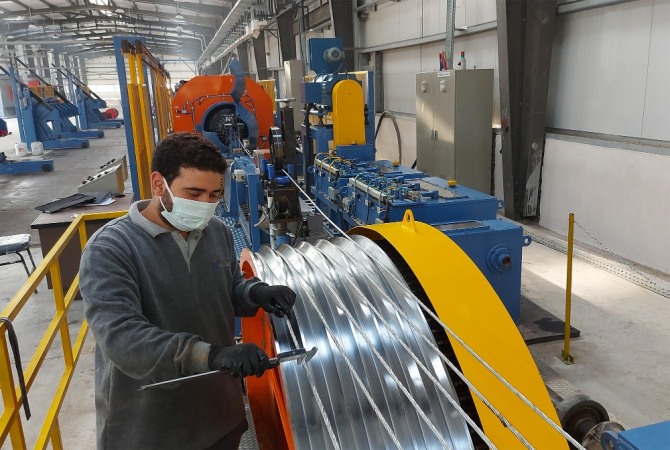 한 근로자가 LS전선 이집트 공장에서 케이블 생산작업을 돕고 있다.  사진=LS전선