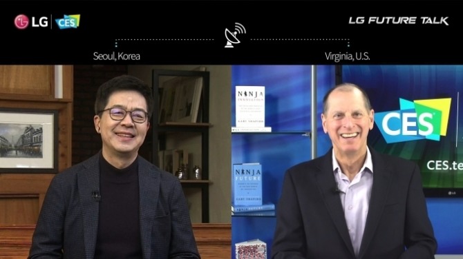 박일평 LG전자 CTO 사장(왼쪽)과 CTA(미국소비자기술협회) CEO 게리 샤피로(Gary Shapiro)가 대화를 나누고 있다. LG전자는 12일(미국 현지시간) 세계 최대 가전·정보기술(IT) 전시회 'CES 2021'에서 '함께 만드는 혁신'을 주제로 'LG 미래기술대담'을 진행했다. 사진=LG전자