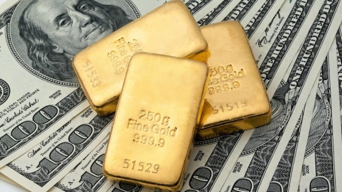 러시아의 외환보유액에서 금이 차지하는 비중이 달러화 비중을 역사상 처음으로 추월했다는 보도가 나왔다.사진은 골드바와 달러 지폐. 사진=RT/글로벌룩프레스