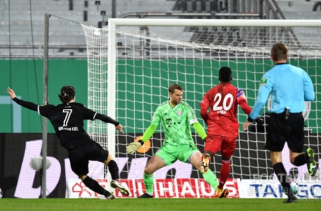 한국시각 14일 열린 DFB 포칼 컵 바이에른 뮌헨과의 2회전에서 홀슈타인 킬의 이재성(왼쪽)이 슈팅을 날리고 있다.