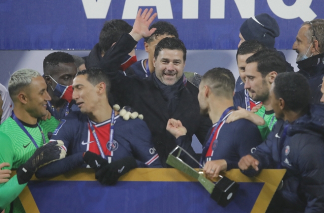 한국시각 14일 열린 프랑스 슈퍼컵(트로페 데 샹피옹)에서 마르세유를 꺾고 우승한 파리 생제르맹(PSG) 포체티노 감곡과 선수들이 기뻐하고 있다.
