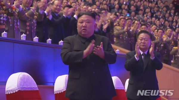 김정은 북한 국무위원장이 13일 평양체육관에서 열린 조선노동당 제8차 대회 경축 대공연을 관람하고 있다. 사진=뉴시스