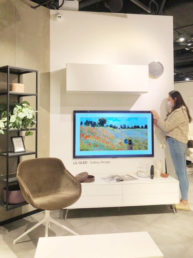 고객이 홍콩 샤틴(Shatin)에 위치한 보컨셉 매장에 설치된 LG 올레드 갤러리 TV를 살펴보고 있다.사진=LG전자 
