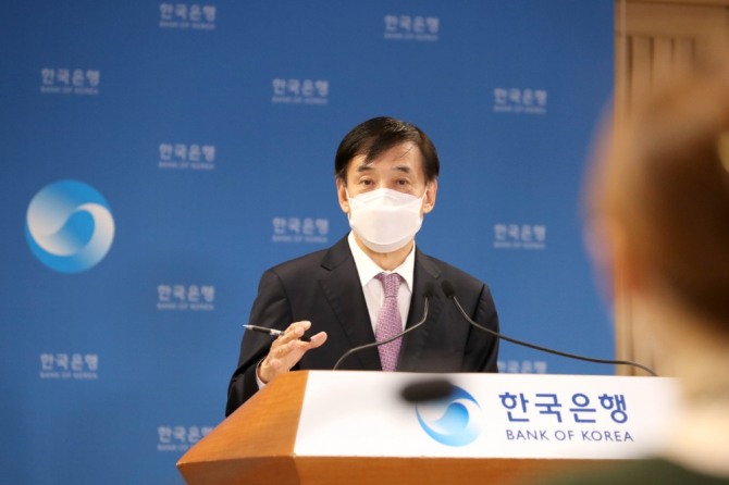 이주열 한국은행 총재가 통화정책 방향에 대해 설명하고 있다. 사진=한국은행