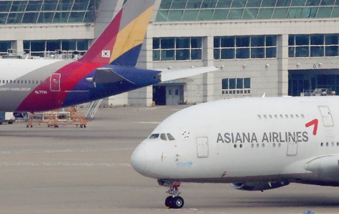 아시아나항공 여객기가 인천국제공항 주기장에 서 있다. 사진=뉴시스