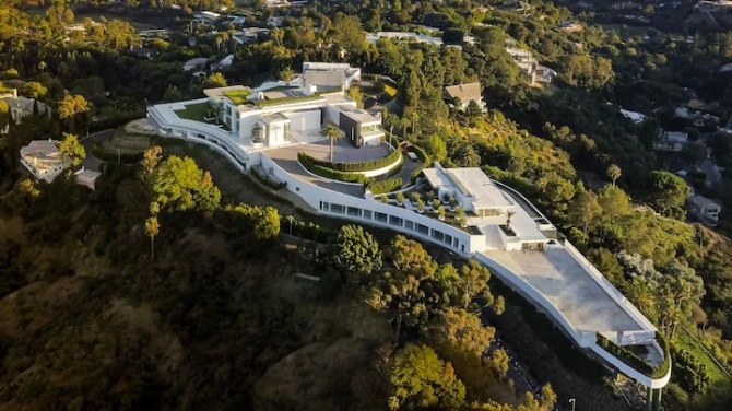 미국 LA 벨 에어 꼭대기에 있는 '더 원'이라는 별명이 붙은 가정 주택이 미국에서 가장 크고 가장 비싼 가정 집의 하나로 알려졌다. 사진=폭스 비즈니스 캡처(마이클 레너드/소사이어티 그룹)