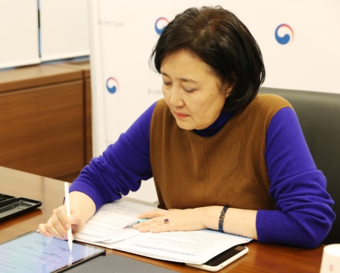 박영선 중소벤처기업부 장관이 15일 영상으로 개최한 '한-몽골 중소기업 스타트업 협력 업무협약 체결식'에서 협약서에 서명하고 있다. 사진=중소벤처기업부