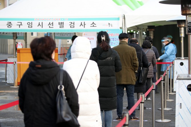 524명의 신규 코로나19 확진자가 발생한 14일 오전 서울역 광장에 설치된 중구 임시 선별검사소에서 시민들이 검사를 받기 위해 줄을 서고 있다. 사진=뉴시스