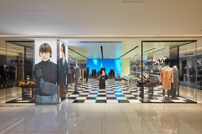 현대백화점이 17일 압구정본점에 국내 다섯 번째 '프라다 워모' 매장을 개점했다. 프라다 워모는 프라다의 남성 전용 브랜드다. 사진=현대백화점
