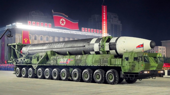 북한의 최신형 대륙간탄도미사일(ICBM). 사진=조선중앙통신