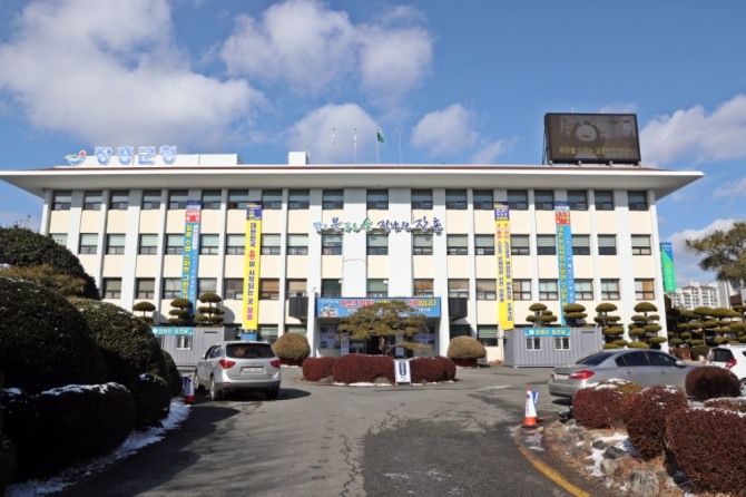 전남 장흥군(군수 정종순)이 최근 산업통상자원부 주관 ‘2021년도 신재생에너지 융복합지원사업’에 최종 선정됐다고 밝혔다. 사진은 장흥군 청사/전남 장흥군=제공