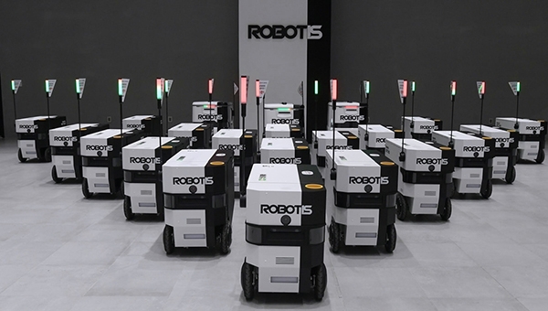 로보티즈는 18일부터 국내 처음으로 20대 이상의  자율주행 로봇을 통해 식사 배송을 실시한다. (사진=로보티스)