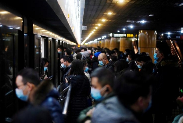 마스크를 한 채 지하철 탑승을 기다라는 상하이 시민들. 사진=로이터