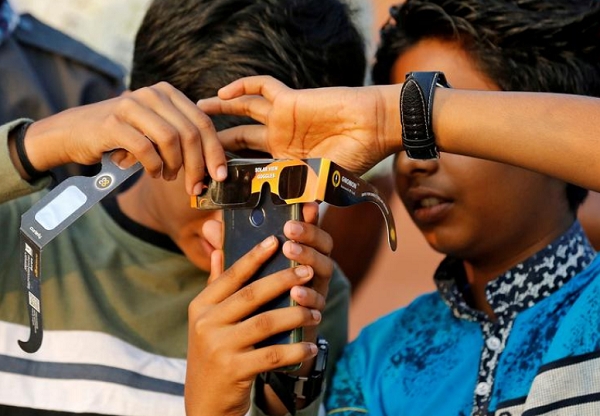 인도 케랄라주의 매장에서 스마트폰을 조작하고 있는 인도 청소년들. 사진=로이터