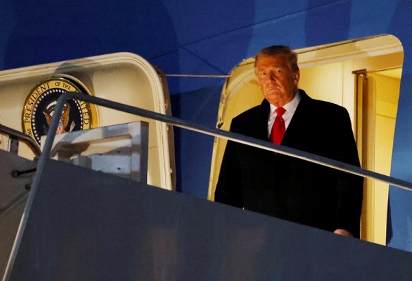 미국 백악관 인근 앤드루스 공군기지의 대통령 전용기에서 내리는 도널드 트럼프 미국 대통령. 사진=로이터