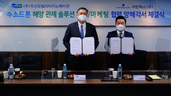 (주)두산은 이두순 DMI 대표(왼쪽)와 김용대 마린웍스 대표가 '수소드론을 활용한 해양관제 솔루션 개발' 업무협약을 체결했다고 19일 밝혔다. 사진=(주)두산