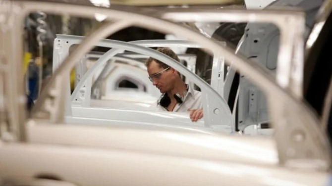 미국 자동차 회사 제너럴모터스(GM)이 캐나다 온타리오주 잉거솔의  CAMI공장에 10억 캐나다달러를 투자해 전기밴을 생산한다. 사진은 CAMI 공장내 작업 모습. 사진=캐나다 CBC뉴스